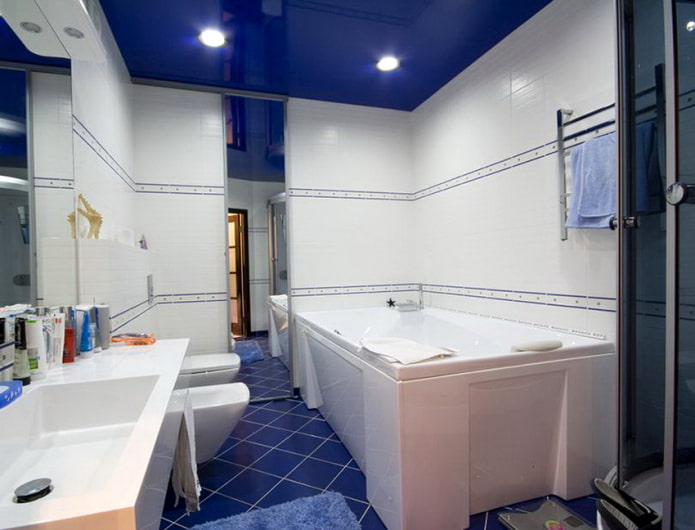 modrý napínací strop v koupelně