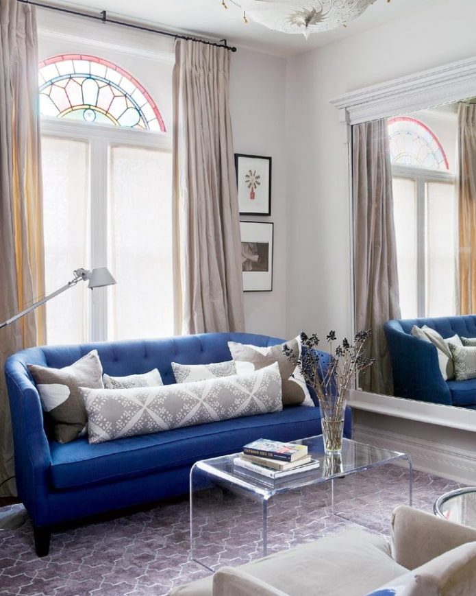 modrá pohovka v obývacím pokoji
