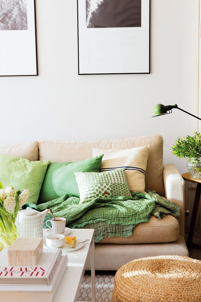 beige sohva vihreillä tyynyillä