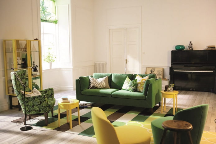 interjerā zaļš dīvāns