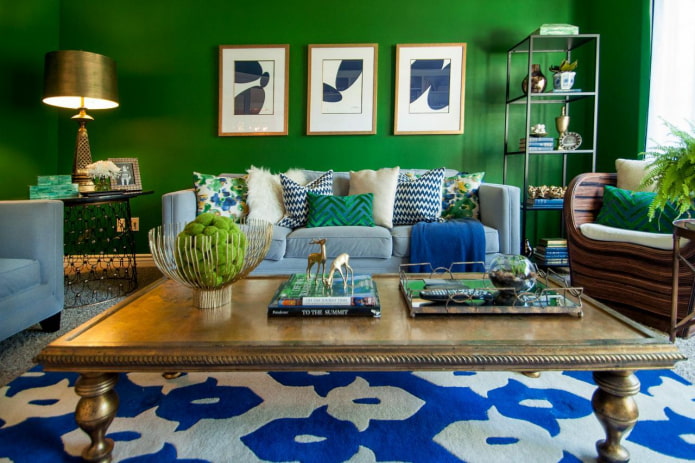 غرفة معيشة زرقاء وخضراء زاهية