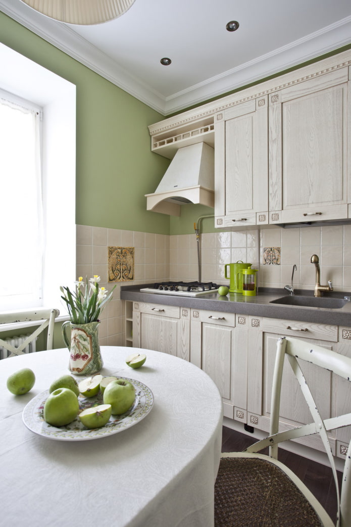 zaļa virtuve klasiskā stilā
