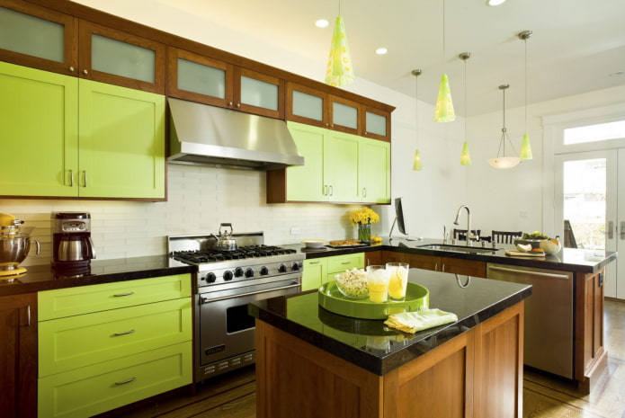 hnedá kuchyňa so zelenými fasádami