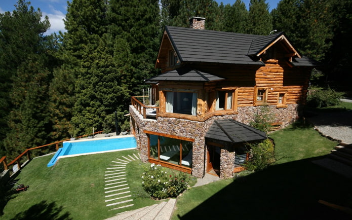 houten huis met zwembad in de laaglanden