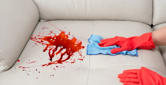 كيف تغسل الدم من على الأريكة