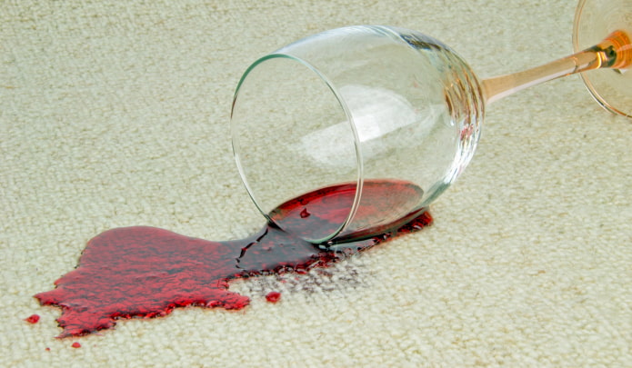 macchie di vino sul divano