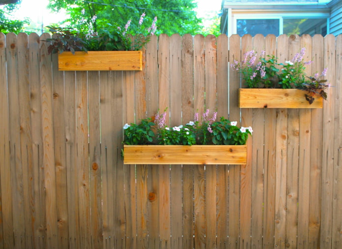 Ограда с кутии за растения
