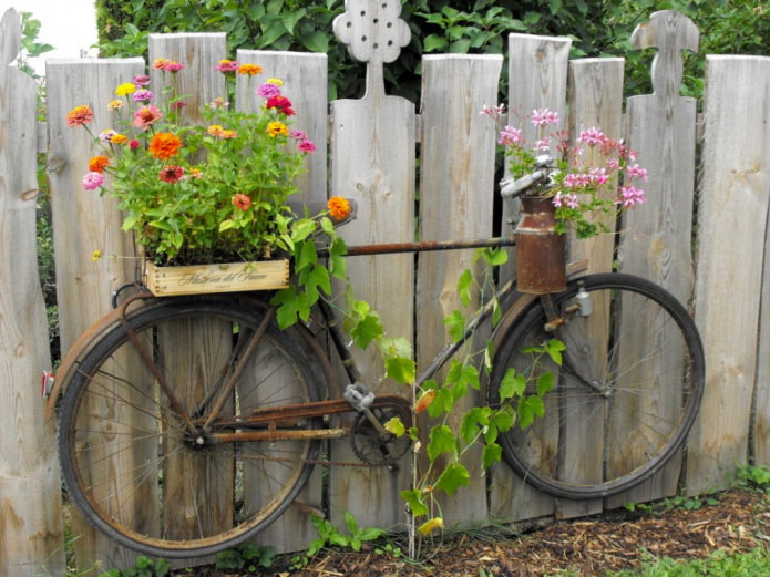 Велосипед на оградата