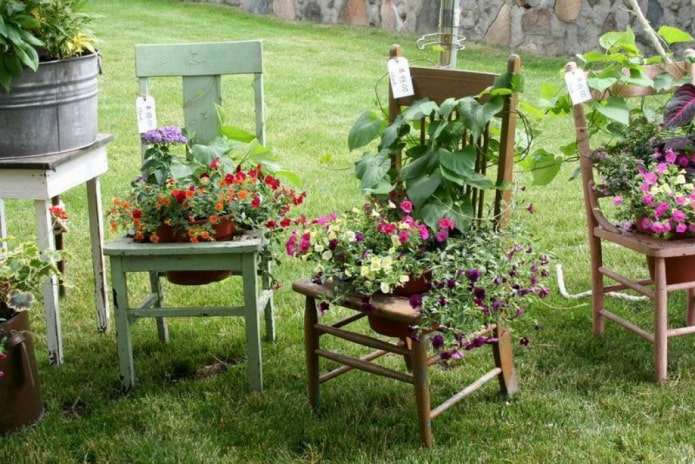 Sandalyelerde çiçekler