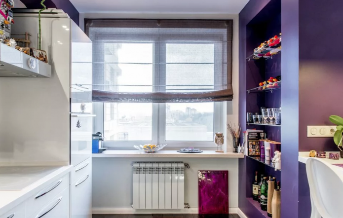Lichte keuken met planken op een ventilatiebox