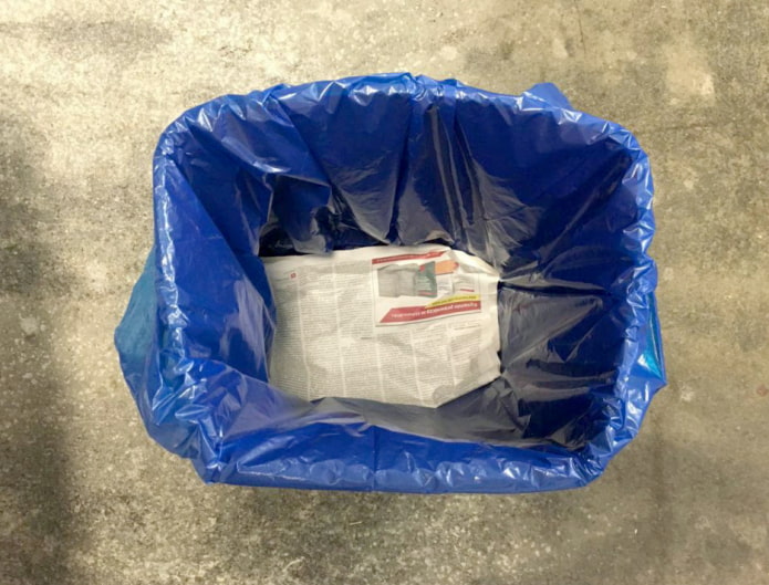Çöp torbasının altındaki gazete