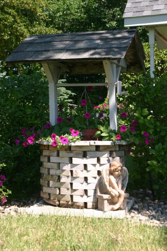 puits en brique décorative