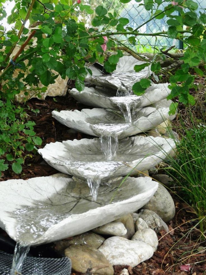 Fontana fatta di foglie di cemento