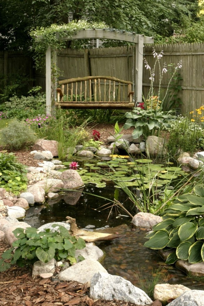 Bir gölet ile rahat bahçe