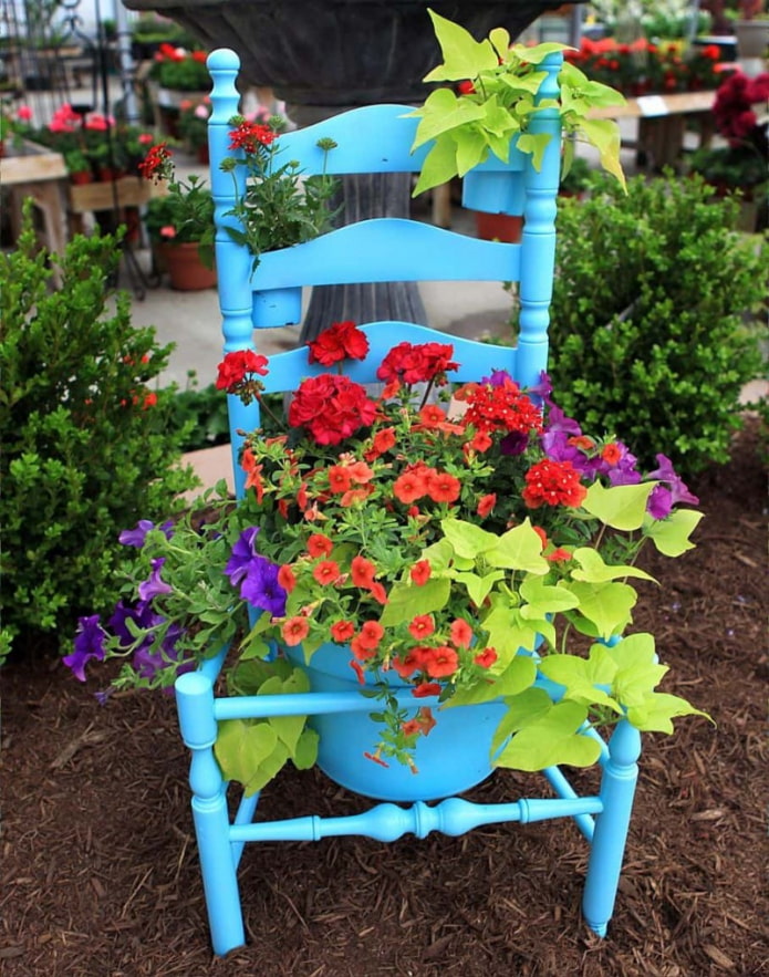 Kvetinový záhon zo stoličky