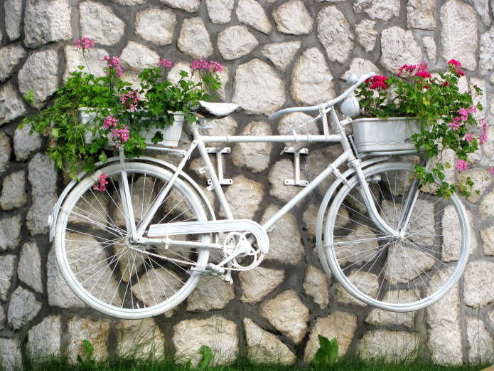 Bicycle planter on the wall