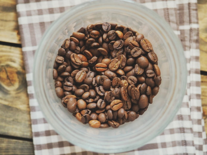Kávová zrna proti zápachu