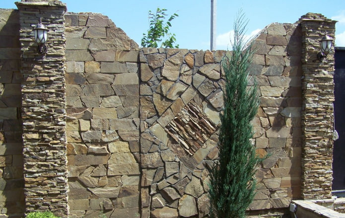 akmeninė tvora namams