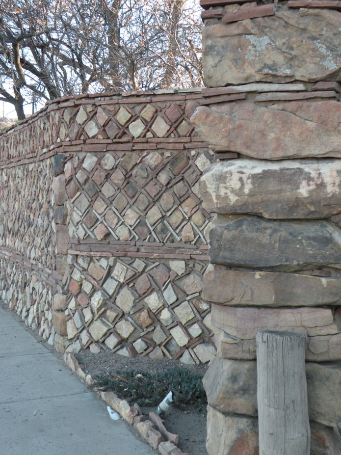 tvora pagaminta iš natūralių akmenų