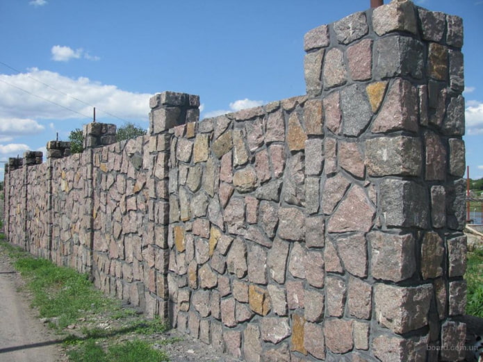 recinzione in pietra e cemento