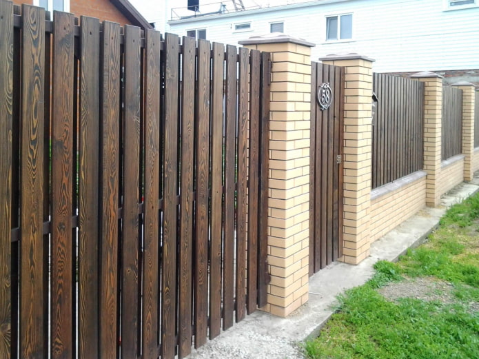 hàng rào bằng gỗ và gạch