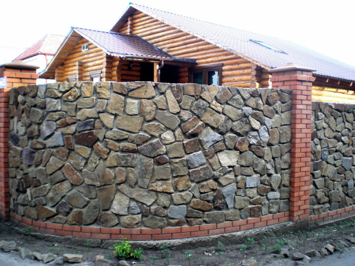 recinzione in pietra e mattoni
