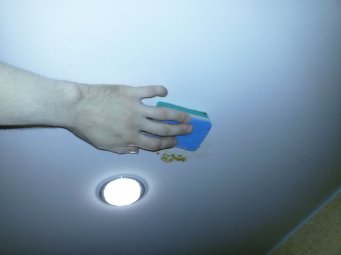 как да се измие опънат таван