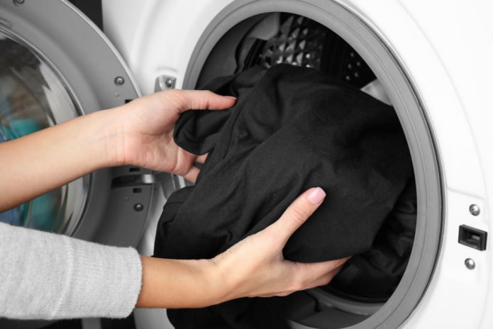 Lavare i vestiti neri