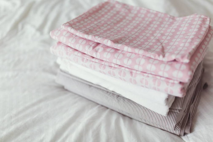 Bộ khăn trải giường trong một chồng