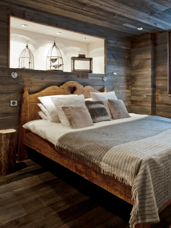 drewniane łóżko do letniej rezydencji