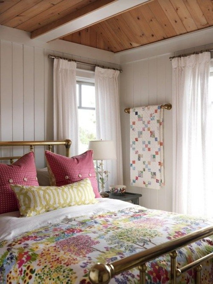 tekstil terang di bilik tidur