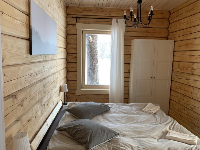 חדר שינה קטן עם ארון בגדים