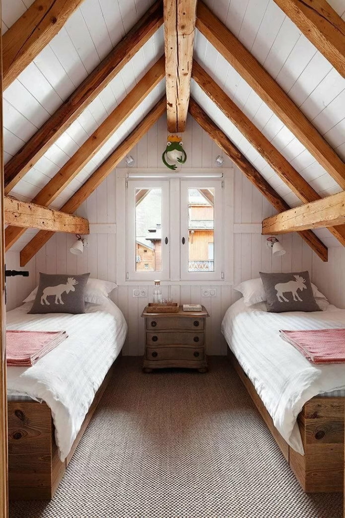 çatı katında iki çocuk için yatak odası