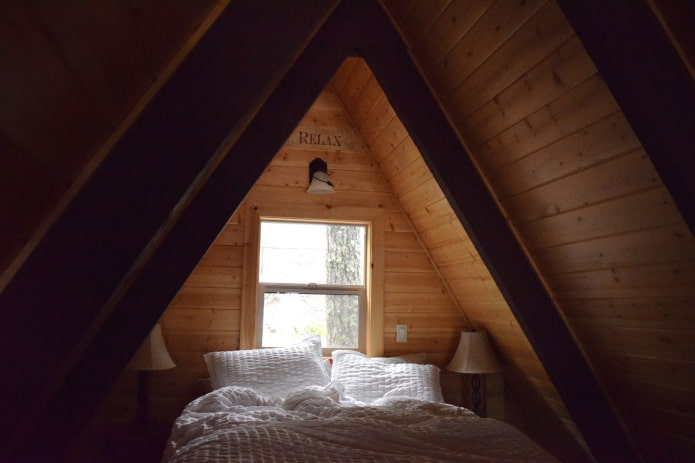 piccola camera da letto mansardata