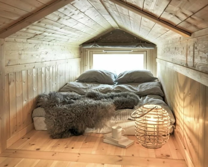 çatı katında rahat yatak odası