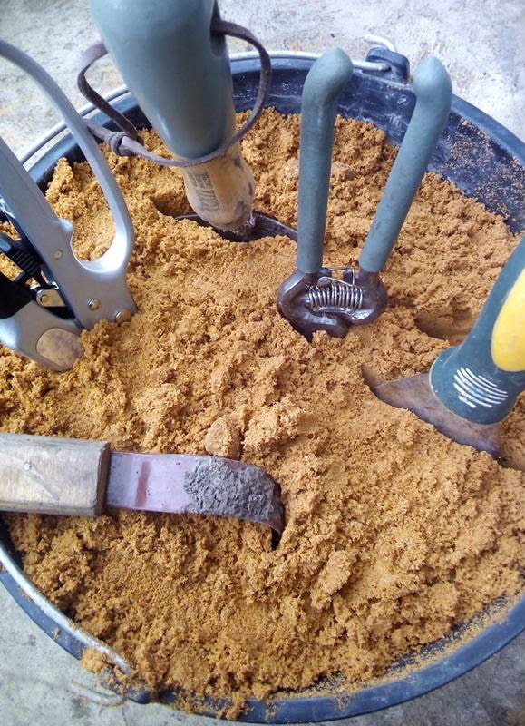 Værktøj i en spand sand
