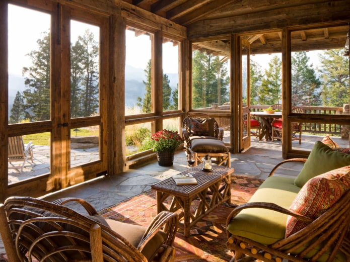 chalet-tyylinen puinen veranta