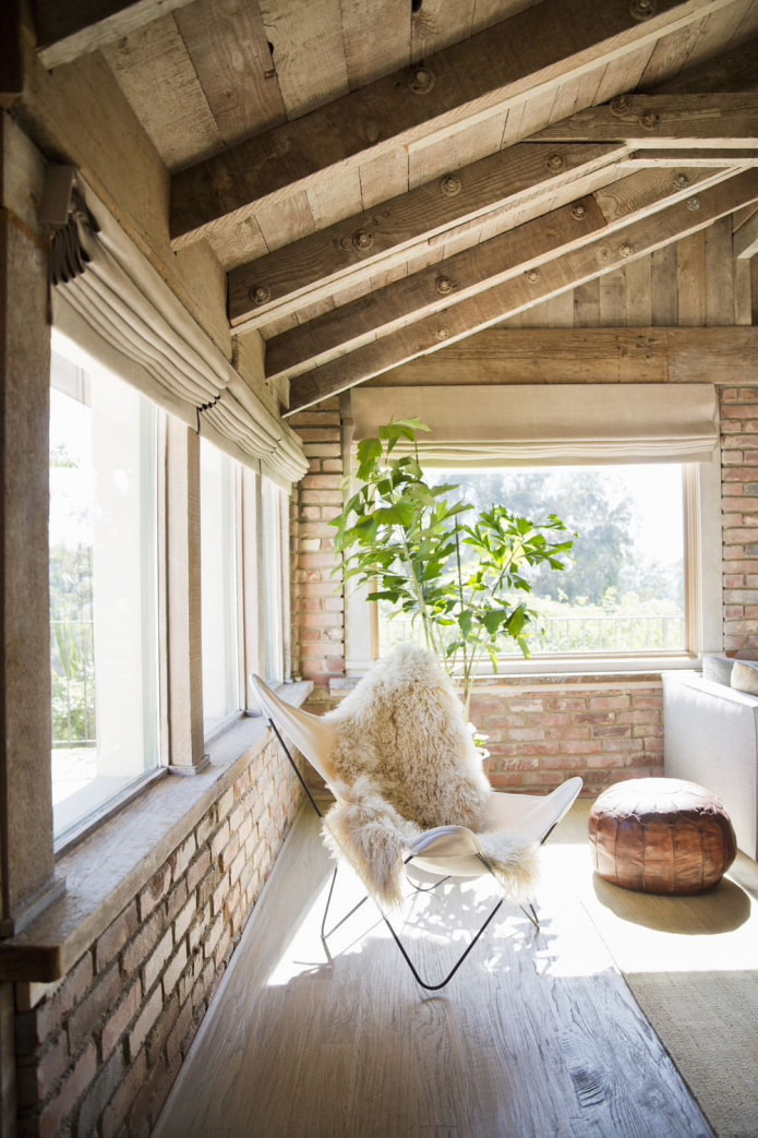 veranda su plytų sienomis