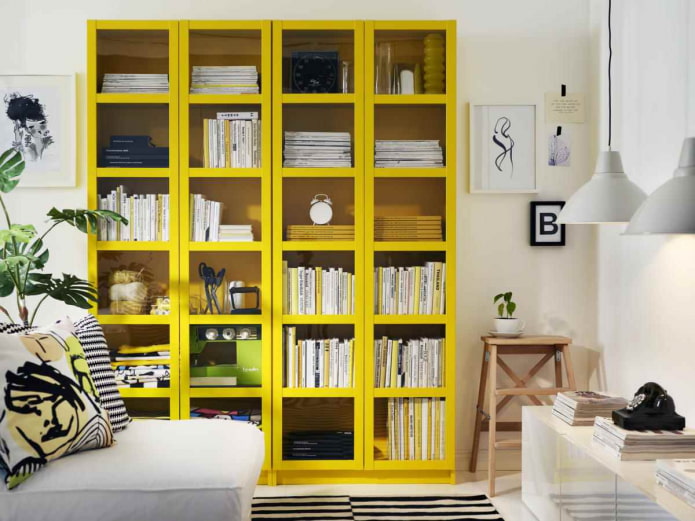 tủ sách màu vàng