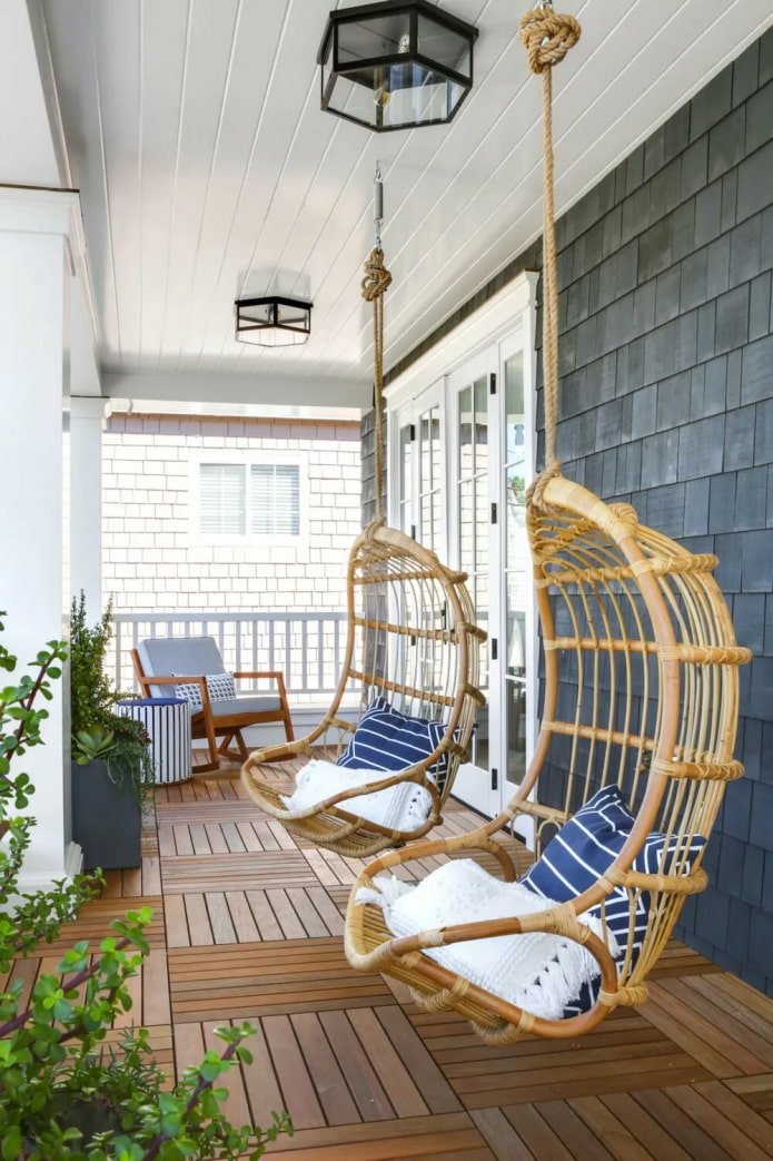závesné stoličky na verande