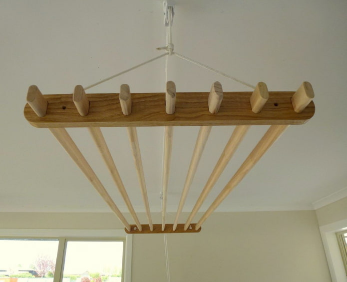 drevený stropný sušič