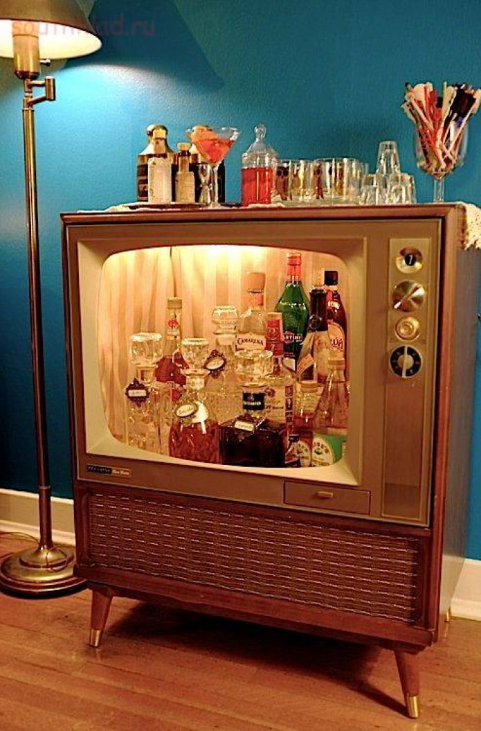 Mini bar z retro televize