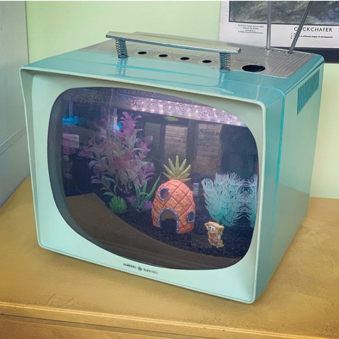 tyylikäs akvaario vanhasta televisiosta