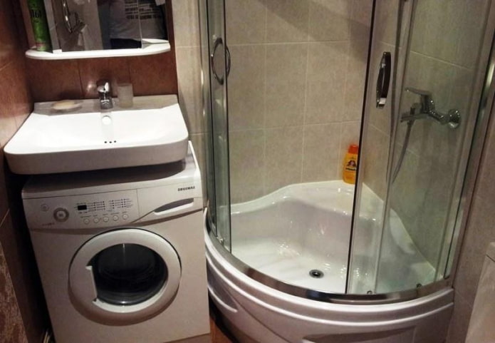 sprchovací kút a stroj pod umývadlom