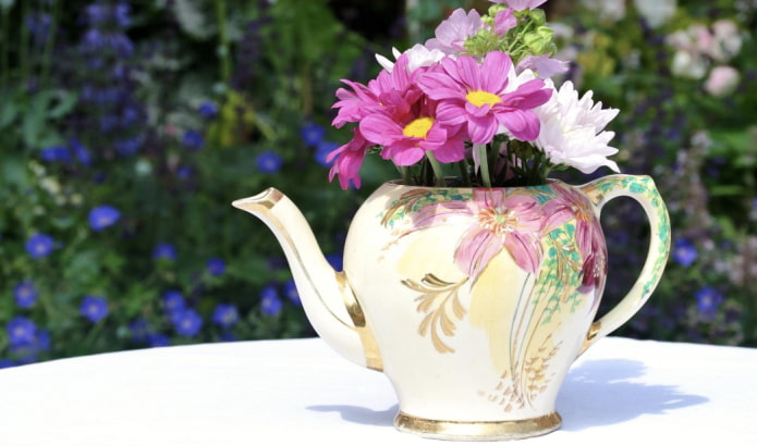 čajová kanvica namiesto vázy s kvetmi