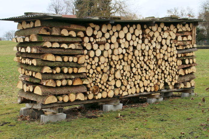Dřevěná hromada pokrytá břidlicí
