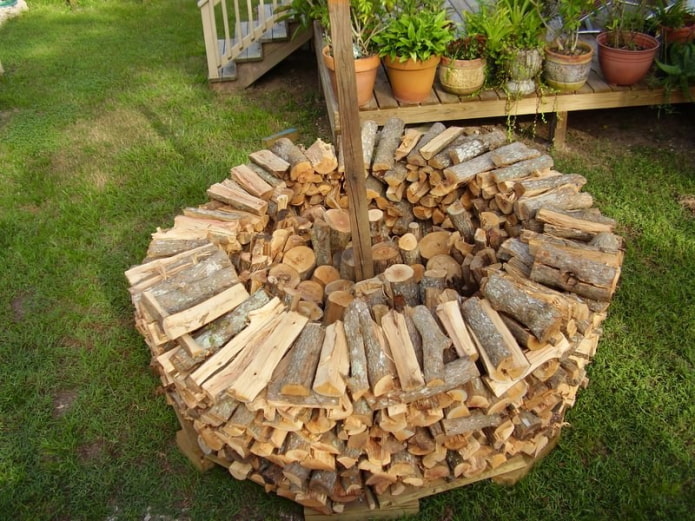 Proces de stivuire a lemnului de foc