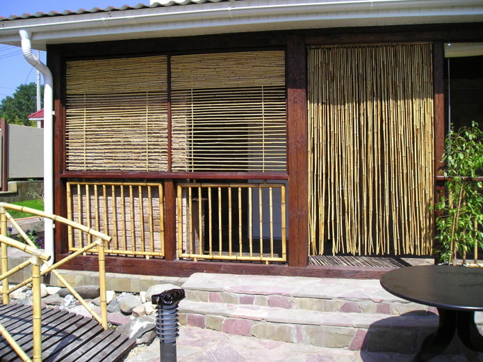 Bamboe gordijnen voor het tuinhuisje