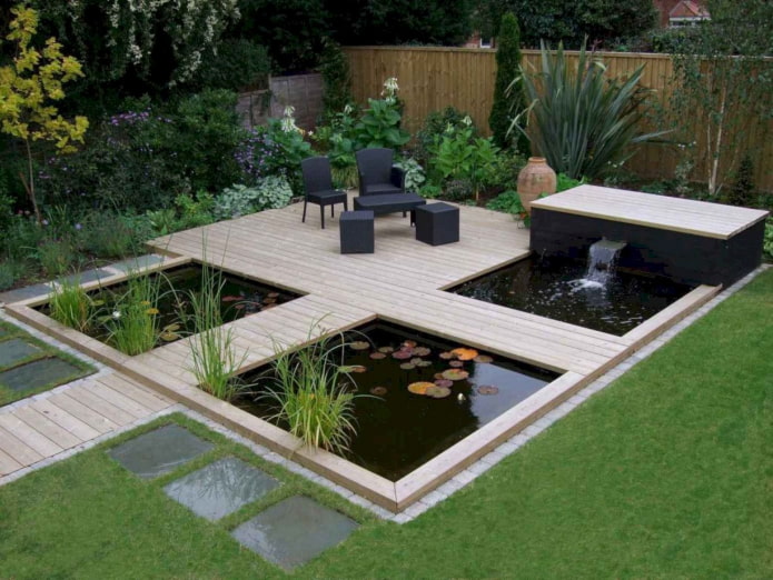 moderní terasa s rybníkem