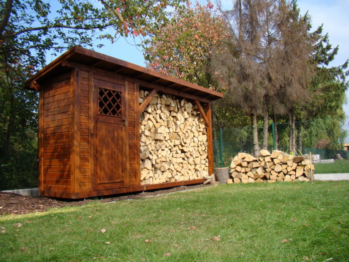 nhà kho bằng gỗ tự làm